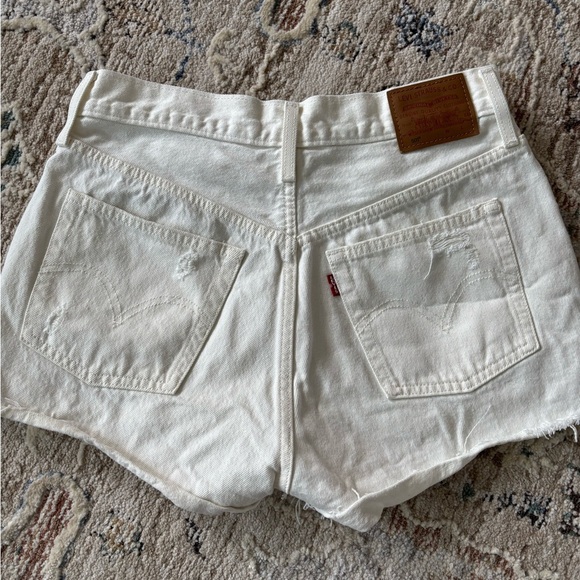 Levi's 501 Off-White High-Rise 5 Button Fly Distressed Jean Shorts Size 28 - Picture 2 of 6